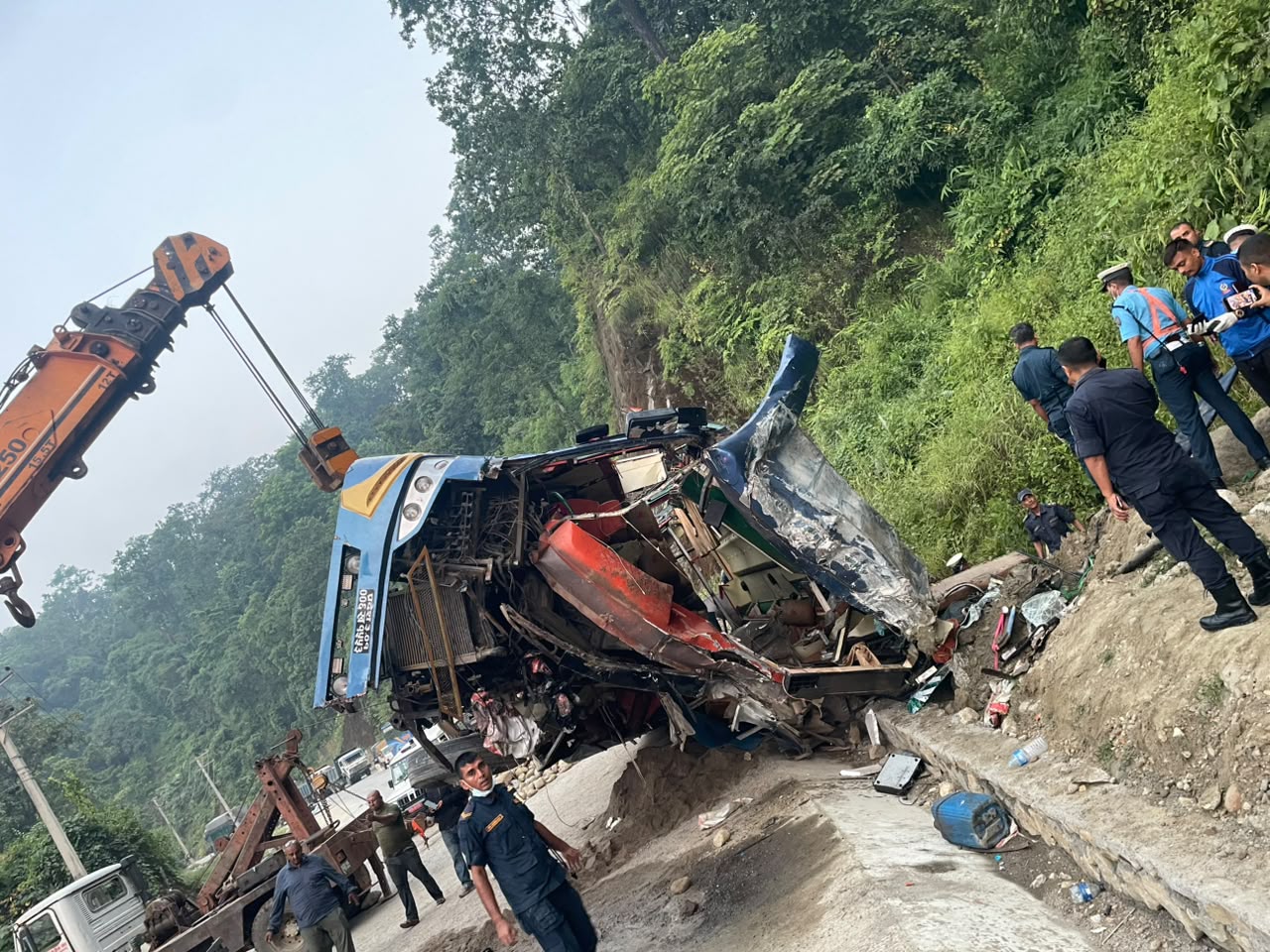 दाउन्नेमा बस दुर्घटना: ६ जनाको मृत्यु, १० घाइते